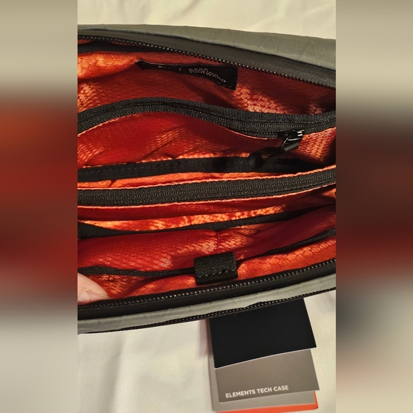 NWT Alpaka Elements tech Case Sling Bag Purse murse - Picture 5 of 8